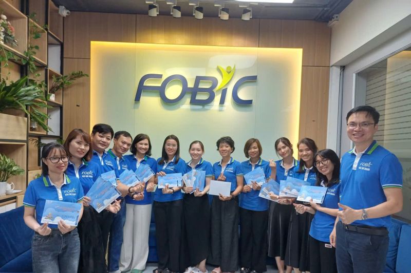 Giám đốc Vũ Duy Văn trao tặng quà khuyến học tới CBNV khối văn phòng