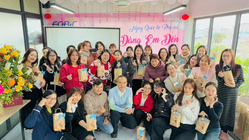 BGĐ tặng quà các chị em