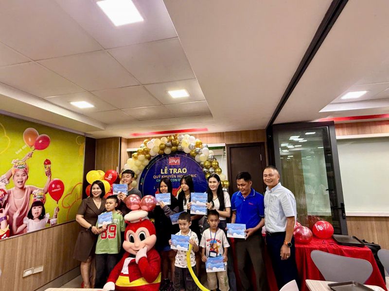 Quà khuyến học được trao tặng tới con em CBNV công ty PHAVI