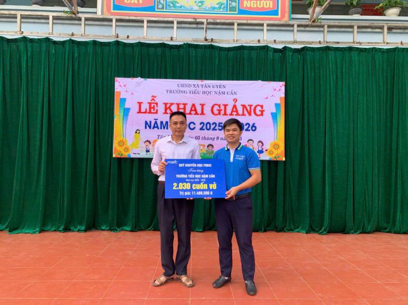 Quỹ khuyến học FOBIC trao tặng tới trường TH Nậm Cần