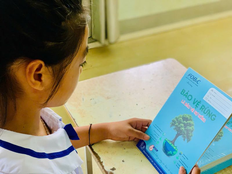Thông điệp ‘Bảo vệ rừng là bảo vệ sự sống” được in sinh động trên từng trang bìa của cuốn vở